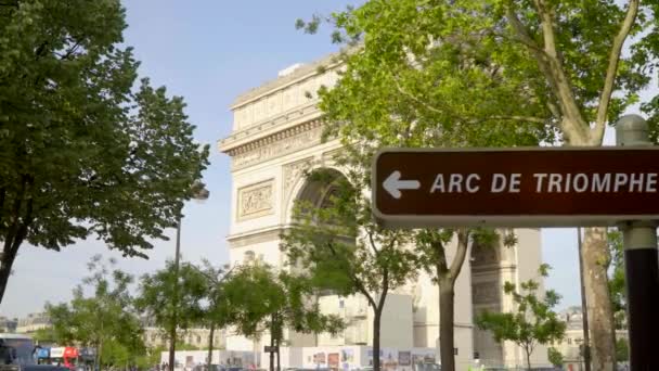 Paris Frankrike Juni 2018 Arc Triomphe Vägskylt Med Stadstrafik — Stockvideo