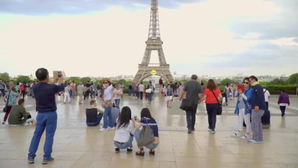 París Francia Junio 2018 Turistas Caminando Tomando Fotos Cerca Torre — Vídeos de Stock