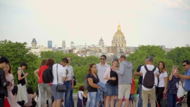 Paris Frankreich Juni 2018 Touristen Ruhen Sich Aus Und Fotografieren — Stockvideo