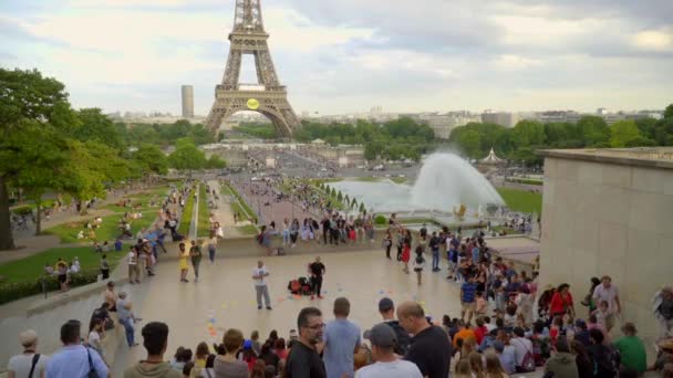フランス 2018 観光客の歩くと 日当たりの良い夏の日にパリでエッフェル塔 エッフェル塔 の近くに写真を撮影します エッフェル塔はパリで最も人気のある旅行先です — ストック動画