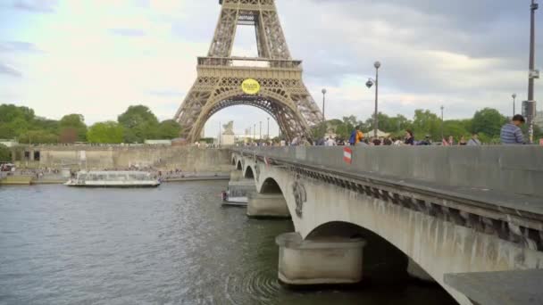 Παρίσι Γαλλία Ιουνίου 2018 Πύργος Του Άιφελ Και Ποτάμι Σκάφη — Αρχείο Βίντεο