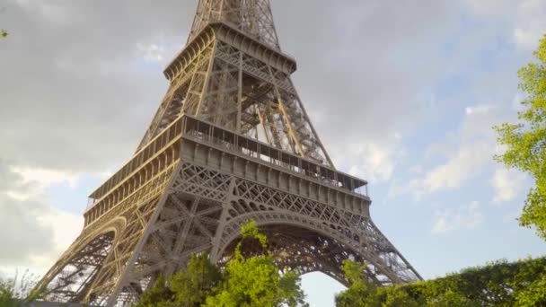 Eiffelova věž v Paříži denně. Celé osvětlení. Eiffelova věž je nejnavštěvovanější památkou Francie.