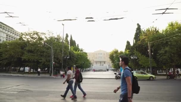 Aten Grekland Juni 2018 Grekiska Parlamentsbyggnaden Syntagma Torget Med Lokalbefolkningen — Stockvideo