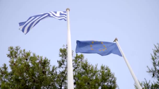 Griekse Vlag Zwaaien Samen Tegen Een Opvallende Blauwe Hemel — Stockvideo