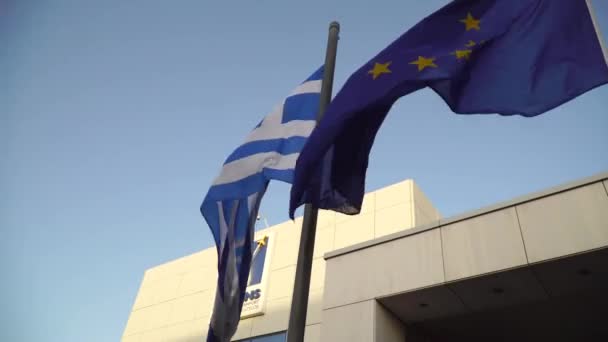 Bandera Griega Ondeando Juntas Contra Llamativo Cielo Azul — Vídeo de stock