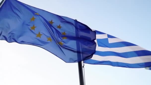 Bandeira Grega Agitando Juntas Contra Céu Azul Impressionante Movimento Lento — Vídeo de Stock