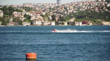 Istanbul, Türkiye - Temmuz 2018 - Jet ski denizde hızlandırır