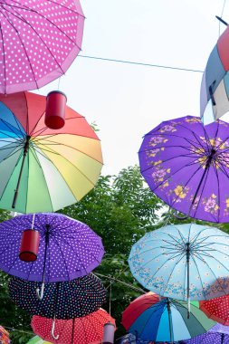 Turistik Caddesi'nde Kadıköy ilçe manzarası, renkli şemsiye ile dekore edilmiştir. Istanbul Türkiye.