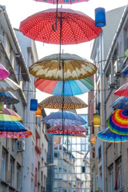 Turistik Caddesi'nde Kadıköy ilçe manzarası, renkli şemsiye ile dekore edilmiştir. Istanbul Türkiye.