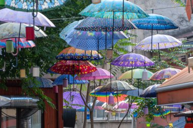Turistik Caddesi'nde Kadıköy ilçe manzarası, renkli şemsiye ile dekore edilmiştir. Istanbul Türkiye.