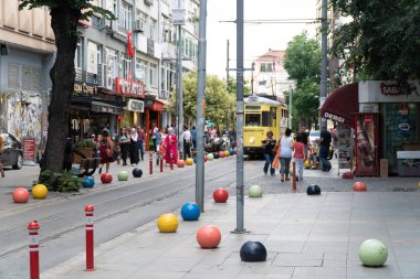 Istanbul, Türkiye, Haziran, 2018: Renkli ve nostaljik tramvay Kadıköy sokak.