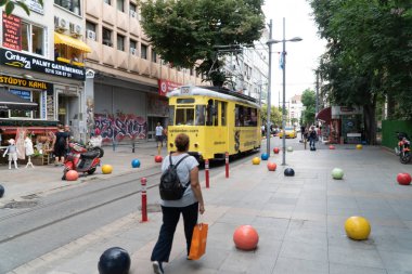 Istanbul, Türkiye, Haziran, 2018: Renkli ve nostaljik tramvay Kadıköy sokak.
