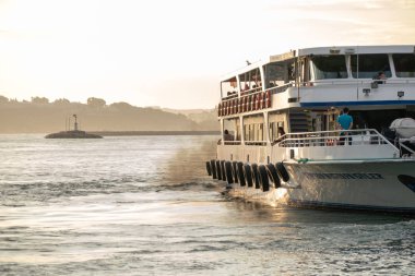 Istanbul, Türkiye - Temmuz 2018: Boğaz içinde yelken feribot tekne.