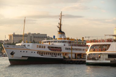Istanbul, Türkiye - Temmuz 2018: feribot tekne yelken yolcu günbatımında yükleme sonra için hazırlık.