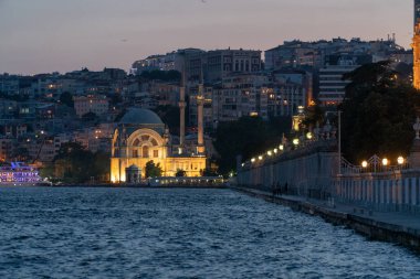 Dolmabahçe Sarayı'ndan batımında Beşiktaş sahil, Istanbul, Türkiye.