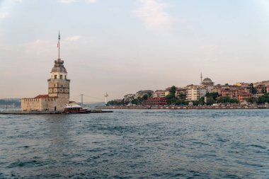 Dıştan görünümü sandallarla sahil Istanbul Türkiye'de ve Istanbul Kız Kulesi.
