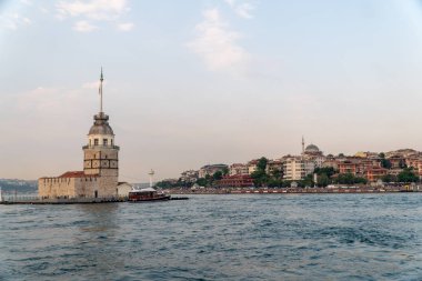 Dıştan görünümü sandallarla sahil Istanbul Türkiye'de ve Istanbul Kız Kulesi.