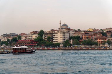 Gün batımında sandallarla sahil, Istanbul, Türkiye.