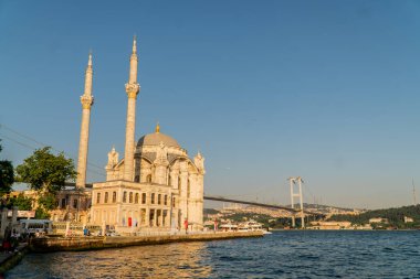 Istanbul, Türkiye - Temmuz 2018: Ortaköy Camii ile birlikte Boğaziçi Köprüsü arka görünümü.
