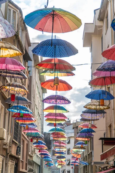Turistik Caddesi'nde Kadıköy ilçe manzarası, renkli şemsiye ile dekore edilmiştir. Istanbul Türkiye.