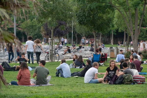 Istanbul, Türkiye - Temmuz, 2018: Kadıköy Moda ceket, arkadaşlarınızla yaz aylarında dinlenme ve tüyler ürpertici insanlar.