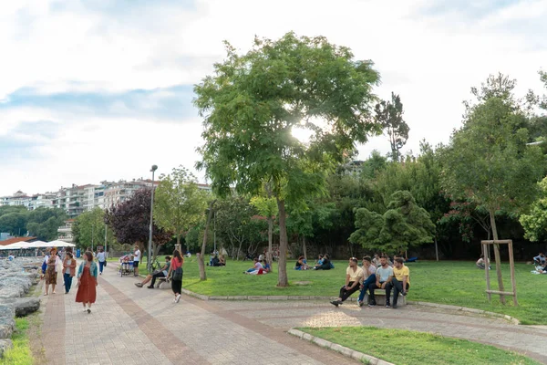 Estambul Turquía Julio 2018 Residentes Locales Caminando Descansando Parque Kadikoy — Foto de Stock