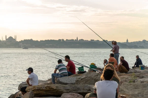 Istambul Turquia Julho 2018 Pessoas Locais Que Pescam Relaxam Conversam — Fotografia de Stock