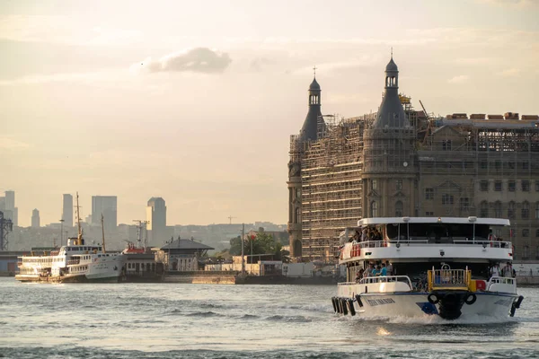 Istanbul, Türkiye - Temmuz 2018: Haydarpaşa Tren İstasyonu önünde boğaz boğaz yelken feribot tekne.