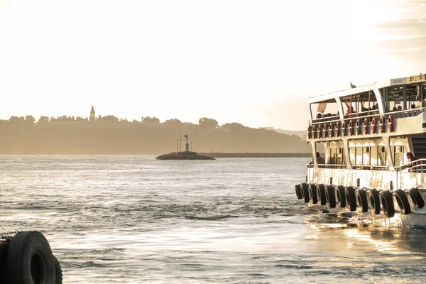 Boğaz Boğaz Istanbul Türkiye Şehir Silueti Ile Yelken Tekne Feribot — Stok fotoğraf
