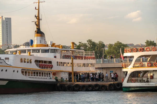 Istanbul Türkiye Temmuz 2018 Feribot Tekne Yelken Yolcu Günbatımında Yükleme — Stok fotoğraf