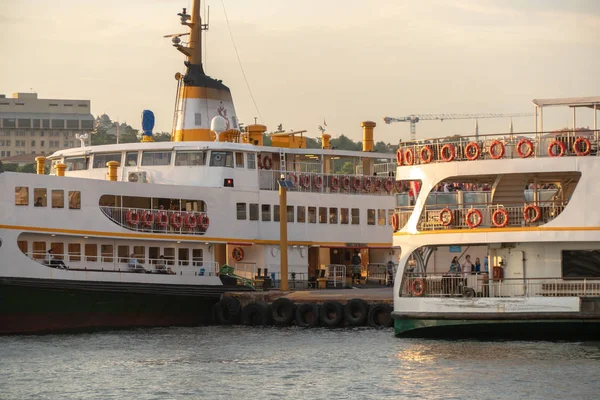 Istanbul Türkiye Temmuz 2018 Feribot Tekne Yelken Yolcu Günbatımında Yükleme — Stok fotoğraf