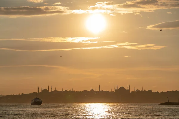 Bateau Ferry Naviguant Dans Détroit Bosphore Avec Silhouette Ville Istanbul — Photo