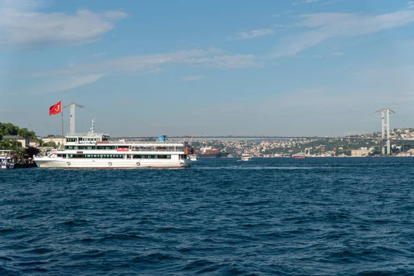Statek Pasażerski Żeglugi Cieśninie Bosfor Most Wiszący Bosphorus Widoczne Tle — Zdjęcie stockowe