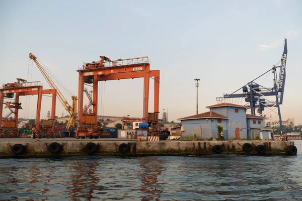 Istanbul Türkiye Temmuz 2018 Vinçler Haydarpaşa Liman Içinde — Stok fotoğraf