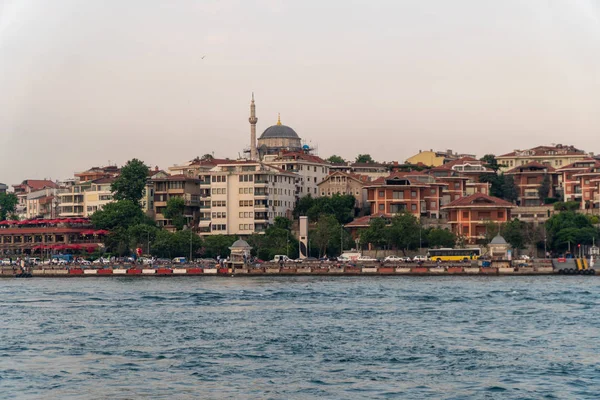 Gün batımında sandallarla sahil, Istanbul, Türkiye.