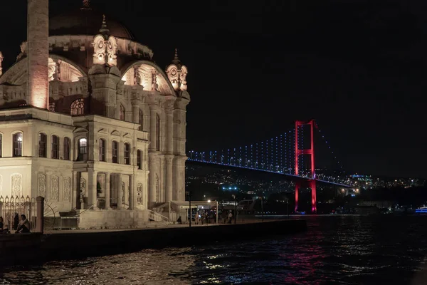 Ortaköy Camii güzel manzarasına karşı 15 bina gece zaman aydınlatılmış, Temmuz şehit Köprüsü ve karanlık gökyüzü.