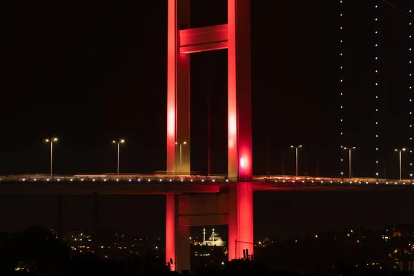 Ponte Bósforo Iluminada Com Luzes Vermelhas Noite Istambul Turquia — Fotografia de Stock