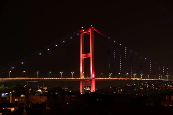 Ponte Bósforo Iluminada Com Luzes Vermelhas Noite Istambul Turquia — Fotografia de Stock