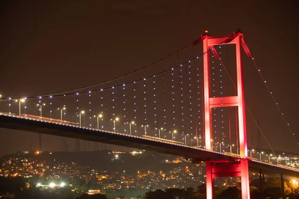 Мост Босфор Освещенный Красными Огнями Ночью Стамбуле Турция — стоковое фото