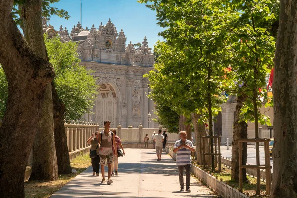 Istanbul, Türkiye - Haziran 2018: Dolmabahçe Sarayı. İnsanlar sokakta yürürken, insanlar.