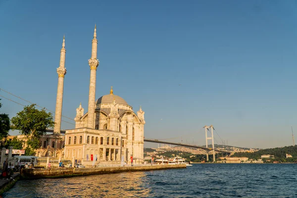Istanbul Turkije Juli 2018 Een Weergave Van Ortakoy Moskee Samen Rechtenvrije Stockafbeeldingen