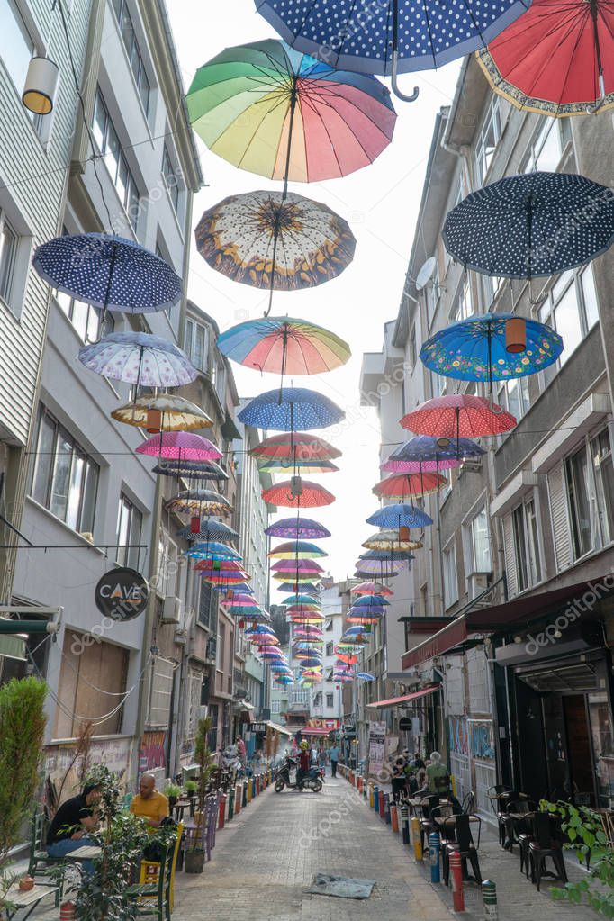 Estambul, Turquía - 2018: Calle turística en el distrito de Kadikoy decorada con coloridos paraguas en el 2023