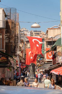 Beşiktaş, Istanbul, Türkiye - Haziran 2018: Kartal heykeli ve Beşiktaş bölgesinde Türk bayrakları. Beşiktaş Jk bir eşleşme olduğunda Beşiktaş ve hayranları için buluşma noktası sembolü olduğunu.