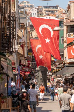 Beşiktaş, Istanbul, Türkiye - Haziran 2018: Kartal heykeli ve Beşiktaş bölgesinde Türk bayrakları. Beşiktaş Jk bir eşleşme olduğunda Beşiktaş ve hayranları için buluşma noktası sembolü olduğunu.