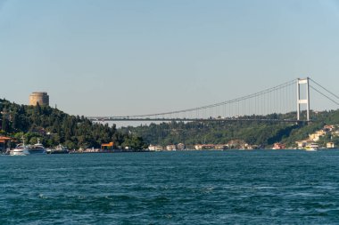 Rumeli Hisarı Kalesi, boğazı deniz ve köprünün Istanbul Türkiye