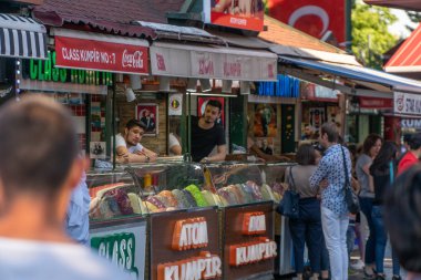 Istanbul, Türkiye - Temmuz 2018: geleneksel Türk Lokanta sunan büfeler. Satıcılar deneyin veya Topingler ile tatlı gözleme yemek için yoldan geçenler tout ya da fırında patates sebze ve et dolu.