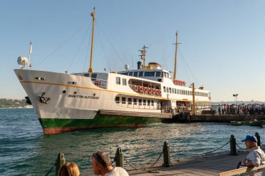 Istanbul, Türkiye - Temmuz 2018: Yolcu feribotu kıyıda olan. Su tarafından yolcu taşımacılığı.