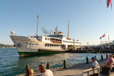 Istanbul, Türkiye - Temmuz 2018: Yolcu feribotu kıyıda olan. Su tarafından yolcu taşımacılığı.