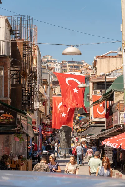 Beşiktaş, Istanbul, Türkiye - Haziran 2018: Kartal heykeli ve Beşiktaş bölgesinde Türk bayrakları. Beşiktaş Jk bir eşleşme olduğunda Beşiktaş ve hayranları için buluşma noktası sembolü olduğunu.
