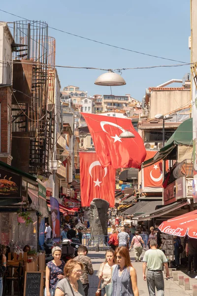 Beşiktaş, Istanbul, Türkiye - Haziran 2018: Kartal heykeli ve Beşiktaş bölgesinde Türk bayrakları. Beşiktaş Jk bir eşleşme olduğunda Beşiktaş ve hayranları için buluşma noktası sembolü olduğunu.